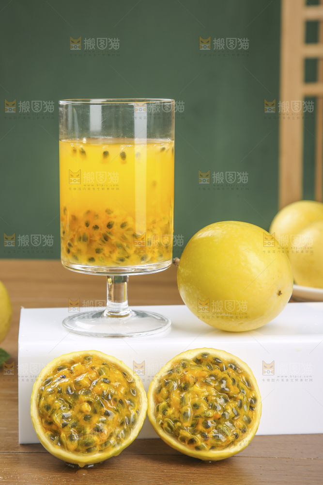 木底上的黄金百香果