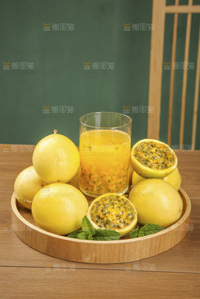 木底上的黄金百香果