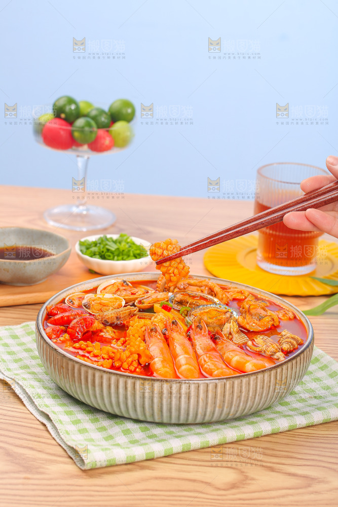 桌子上放着捞汁小海鲜