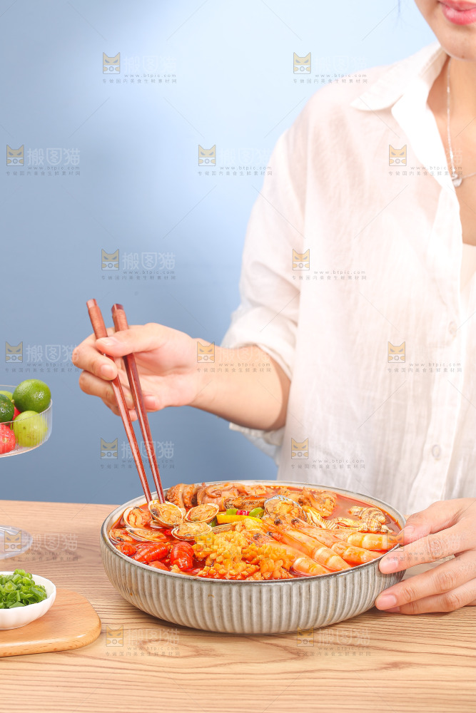 桌子上放着捞汁小海鲜