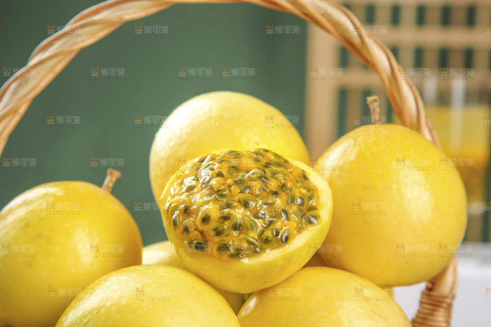 木底上的黄金百香果
