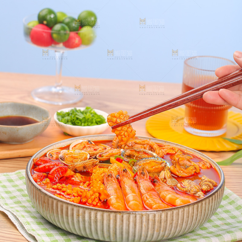 桌子上放着捞汁小海鲜