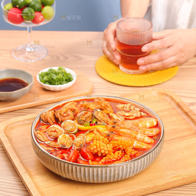 桌子上放着捞汁小海鲜