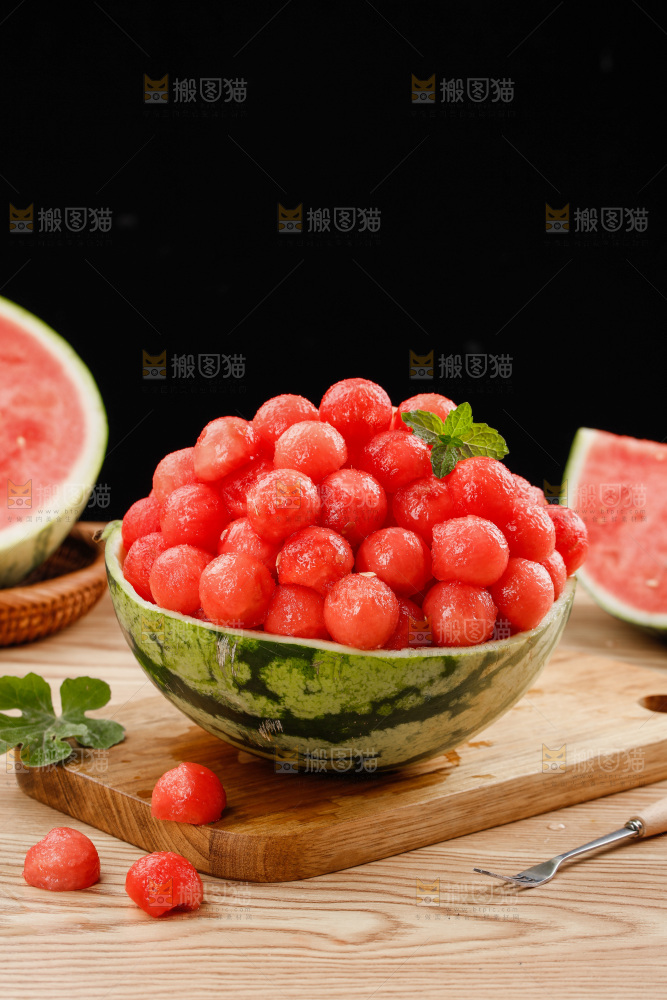 木底上的手撕西瓜