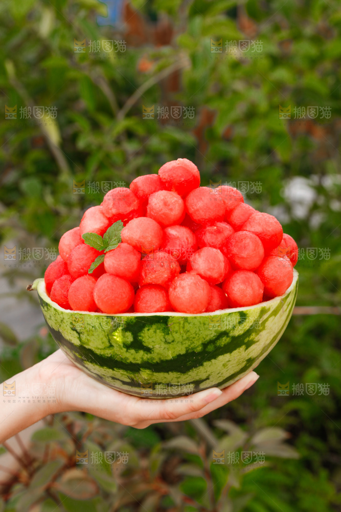 手里拿着红瓤西瓜