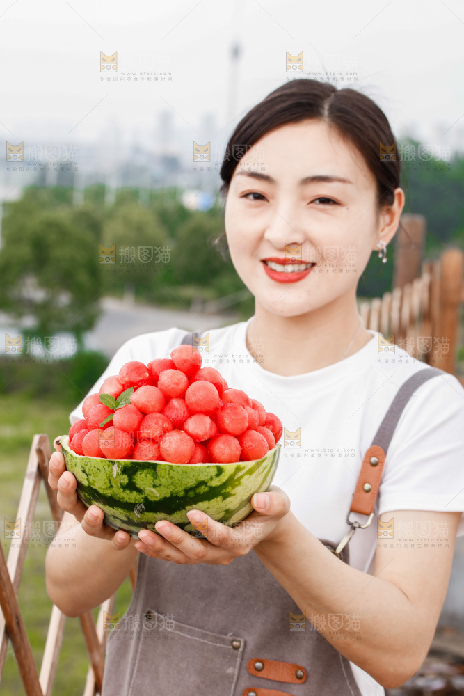 手里拿着红瓤西瓜