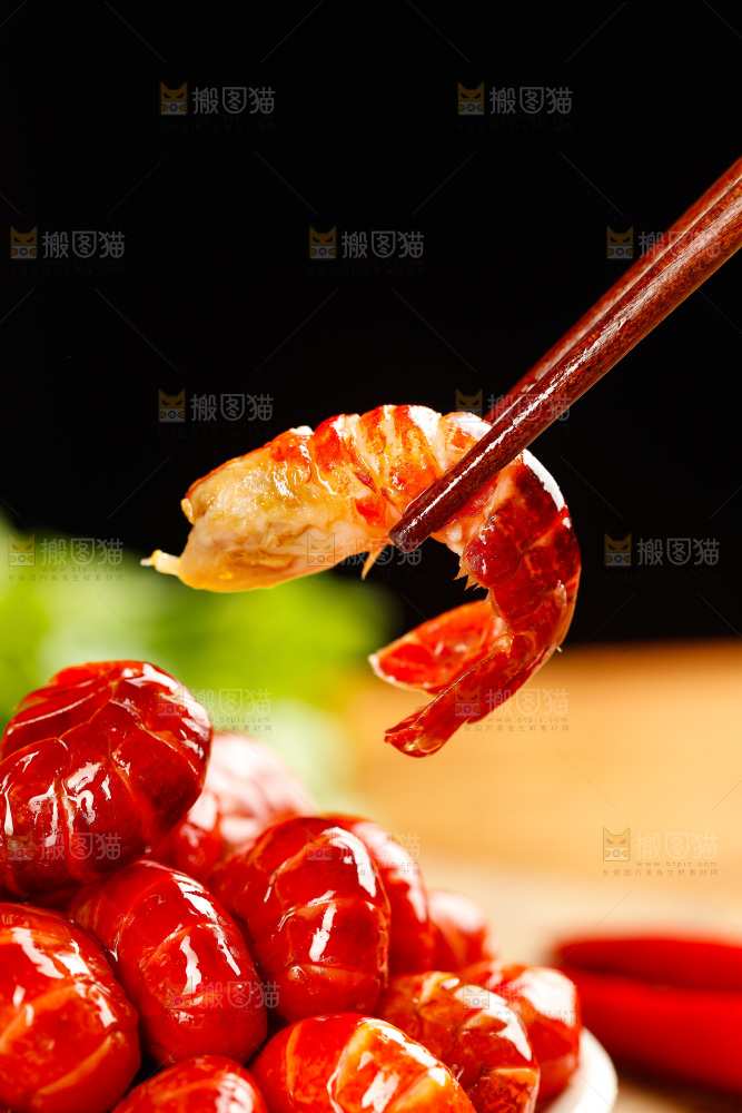 木底上的龙虾尾