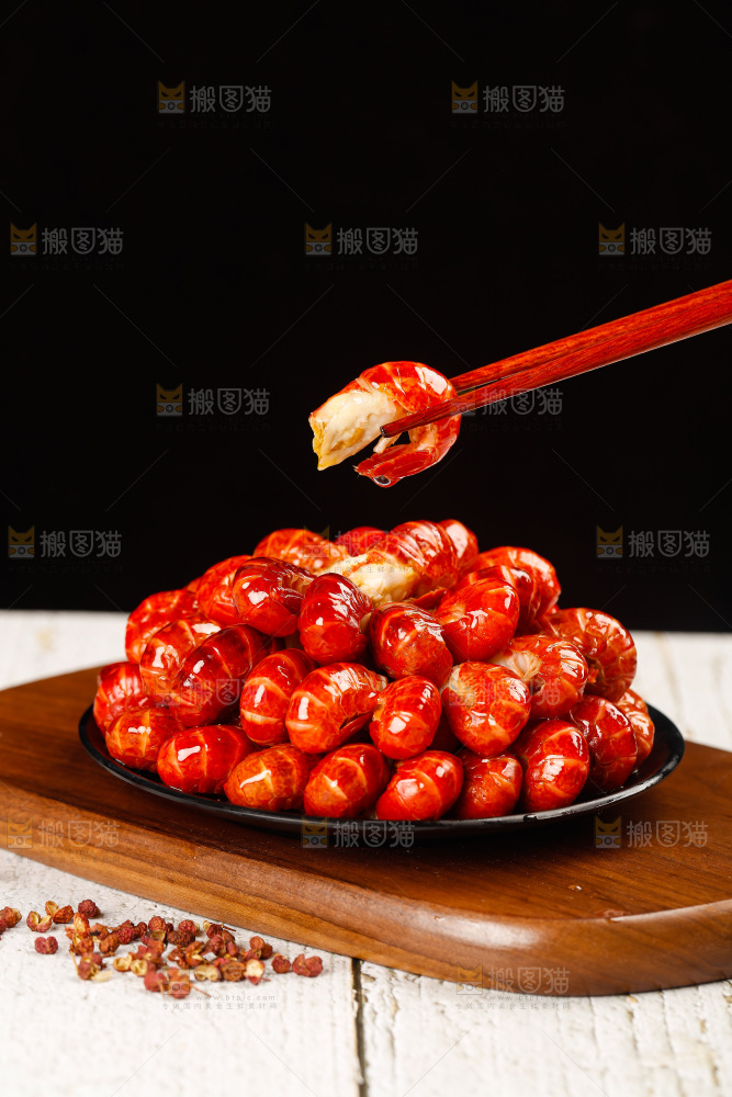 木底上的龙虾尾