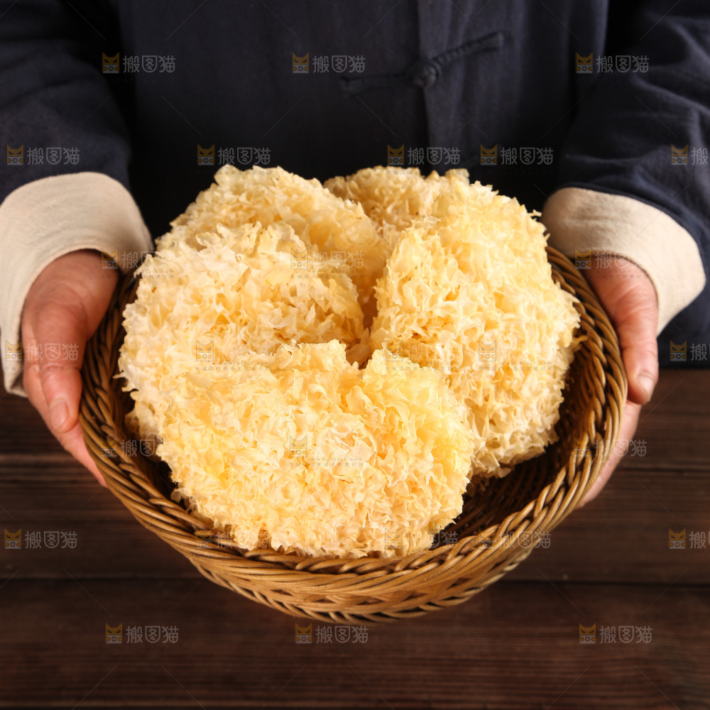 深底上的银耳