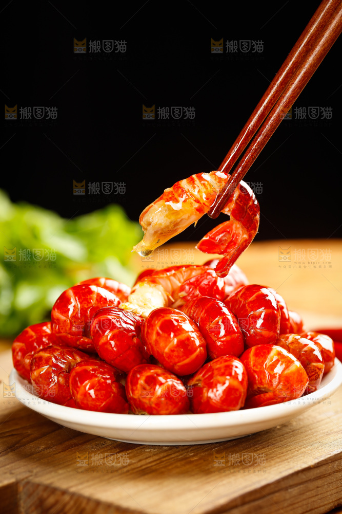 木底上的龙虾尾