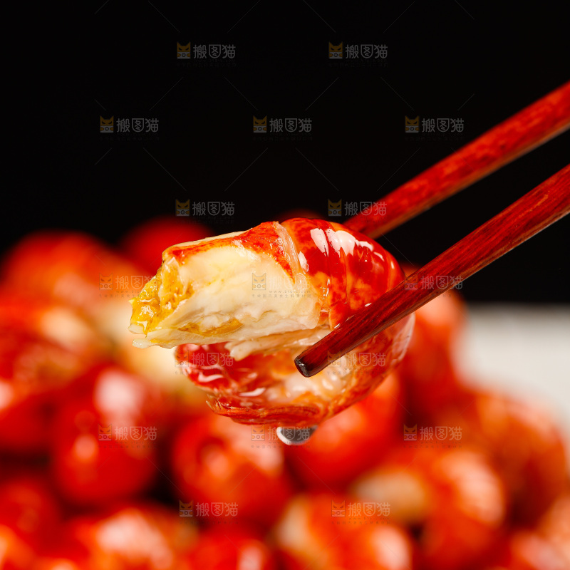 木底上的龙虾尾
