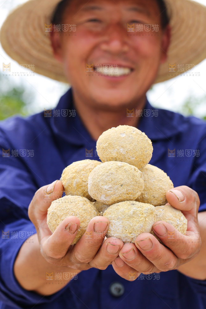手里拿着变蛋