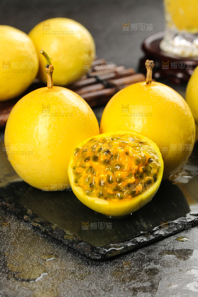 深底上的黄金百香果