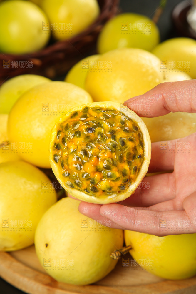 深底上的黄金百香果