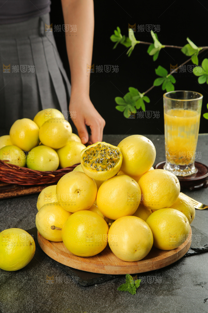 深底上的黄金百香果