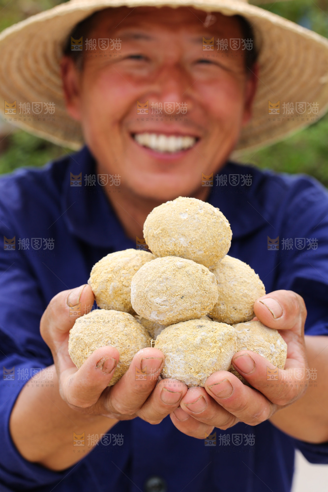 手里拿着变蛋