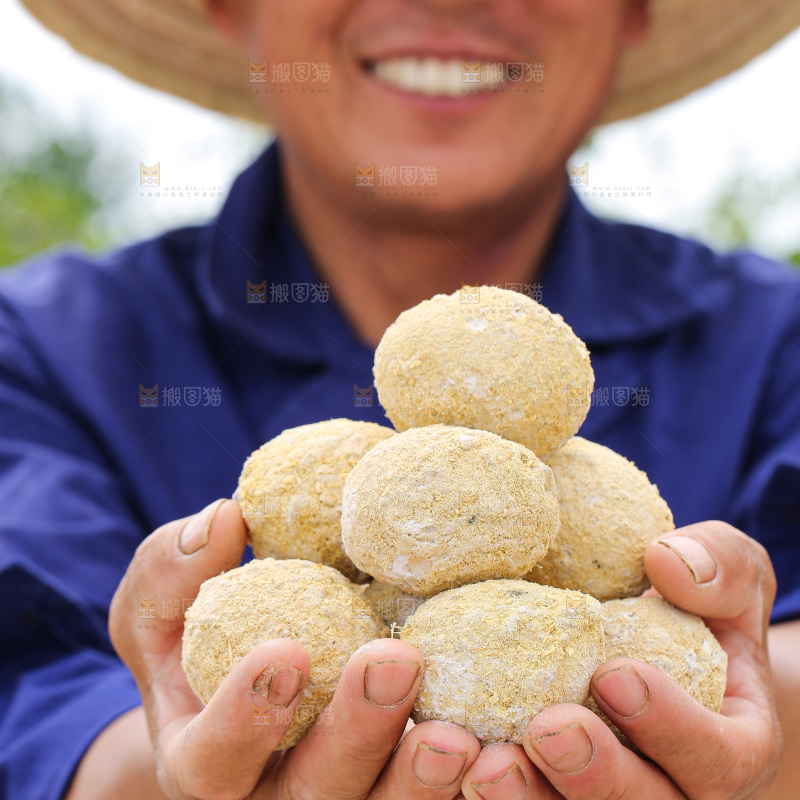 手里拿着变蛋