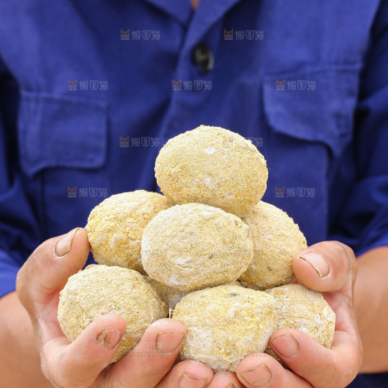 手里拿着变蛋