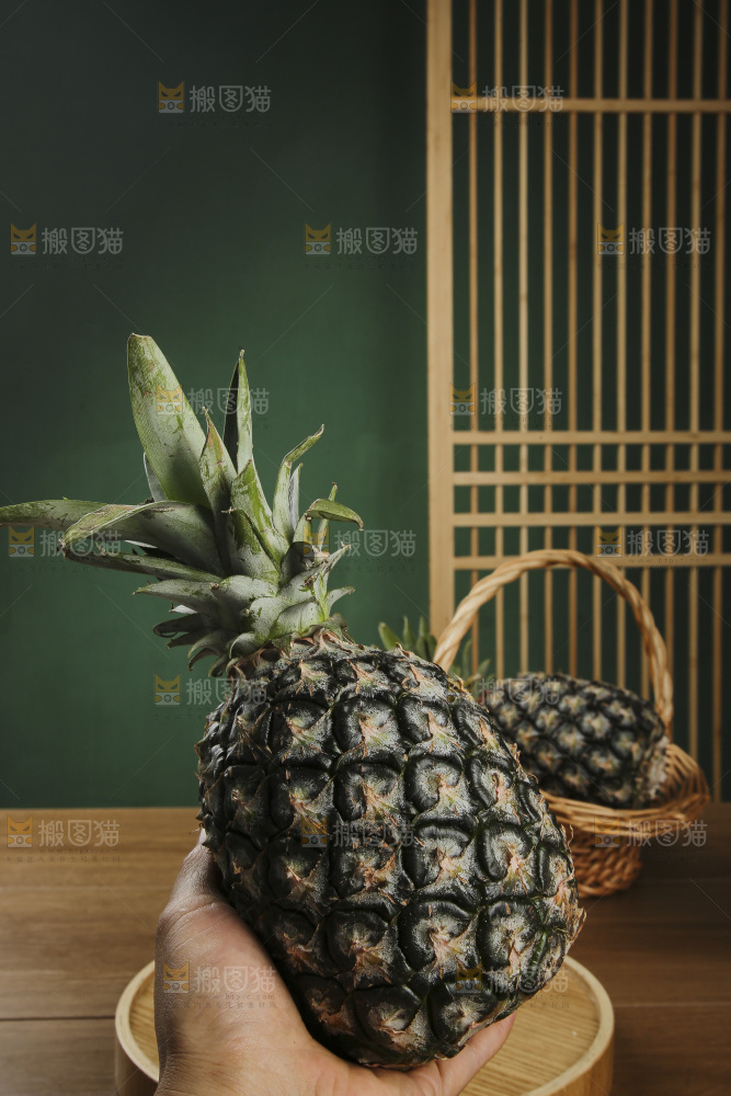 木底上的牛奶凤梨