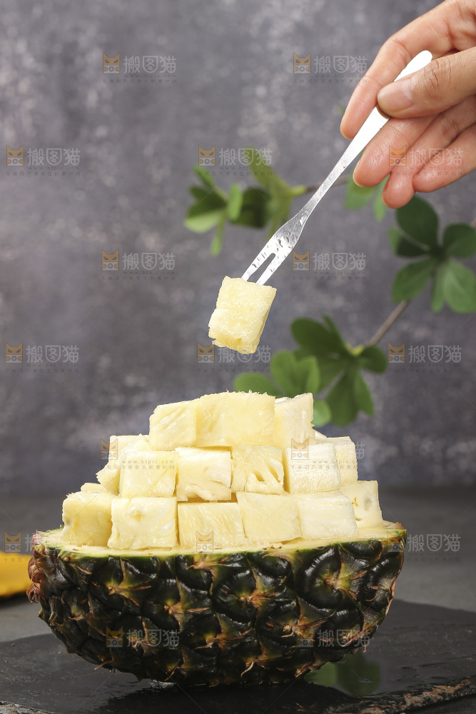 深底上的牛奶凤梨