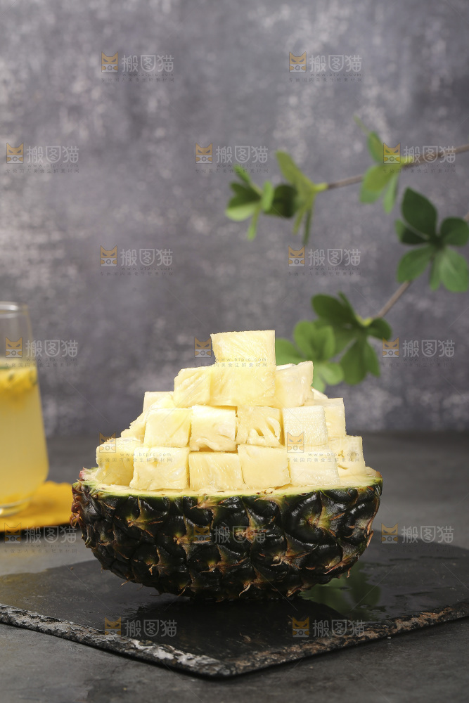 深底上的牛奶凤梨