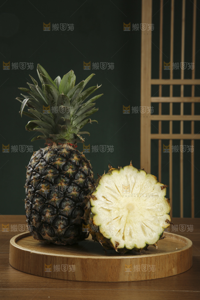 木底上的牛奶凤梨