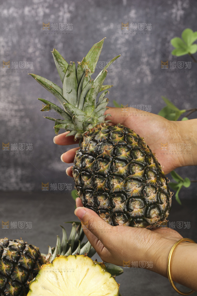 深底上的牛奶凤梨
