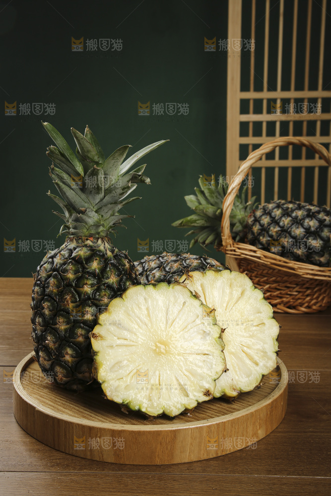 木底上的牛奶凤梨