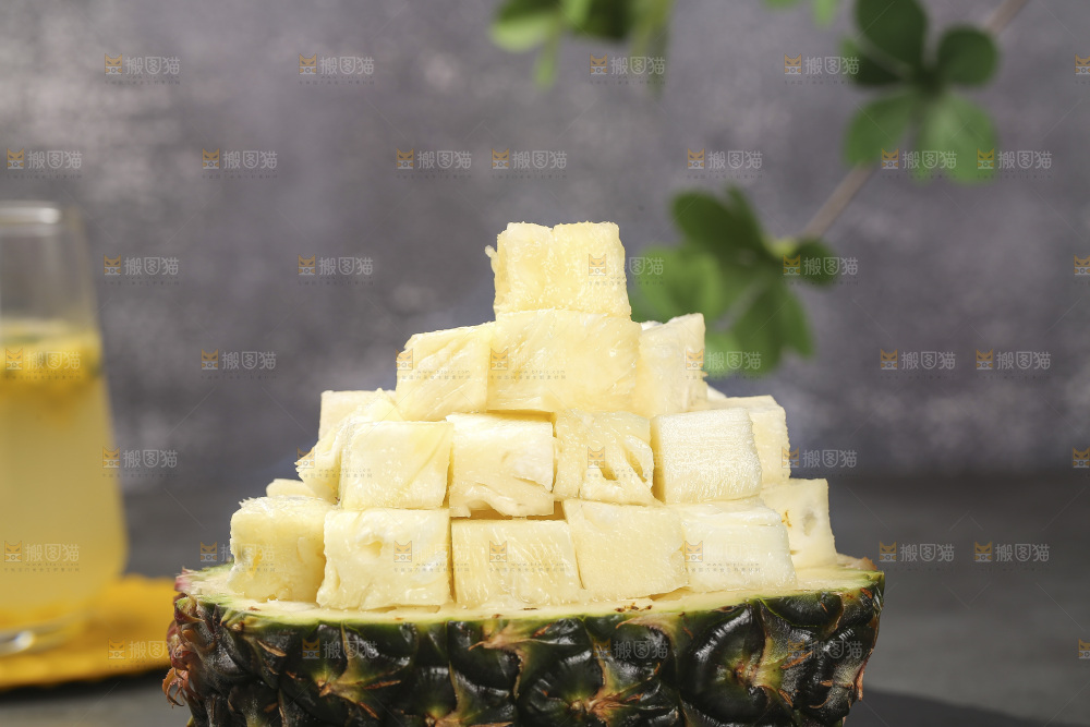 深底上的牛奶凤梨