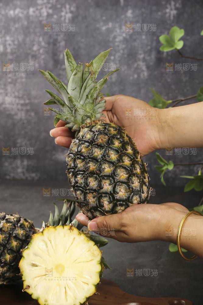 深底上的牛奶凤梨