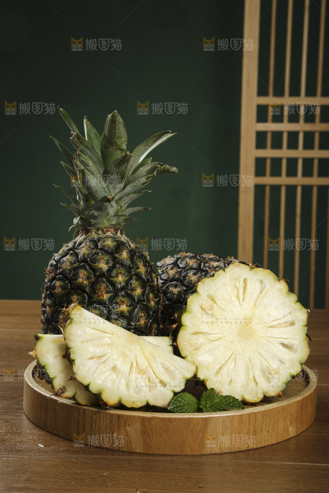 木底上的牛奶凤梨