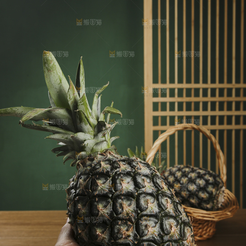 木底上的牛奶凤梨