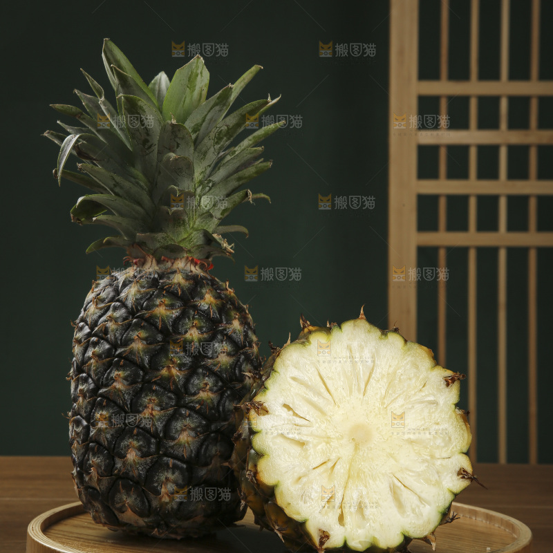 木底上的牛奶凤梨