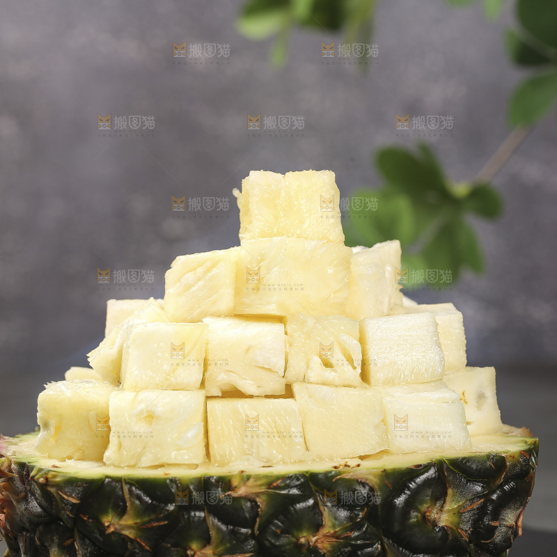 深底上的牛奶凤梨