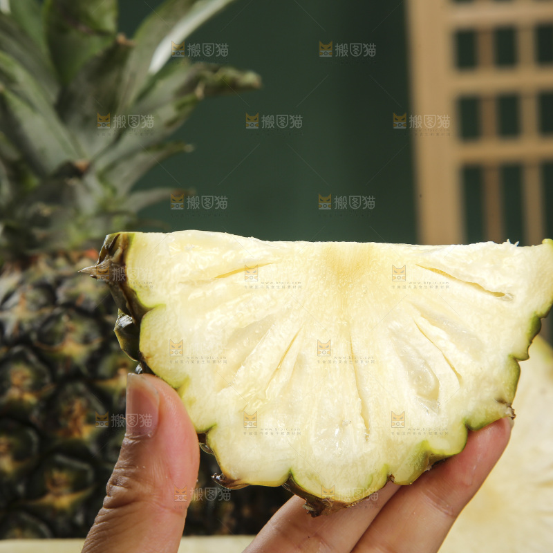 木底上的牛奶凤梨