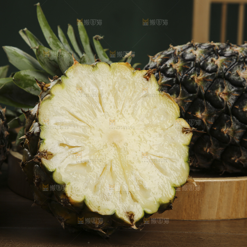 木底上的牛奶凤梨