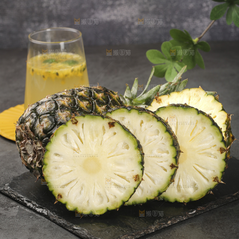 深底上的牛奶凤梨