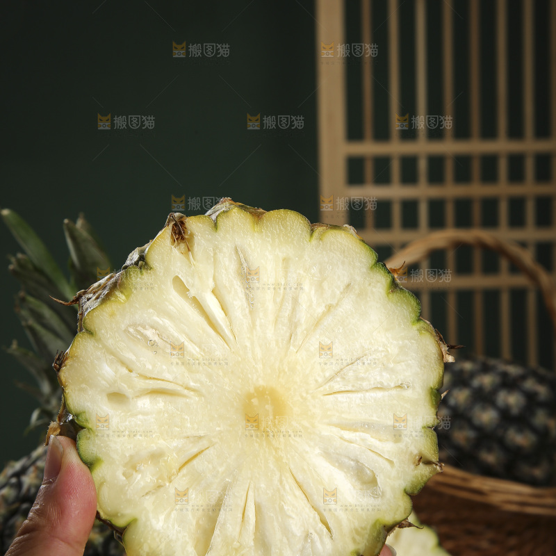 木底上的牛奶凤梨