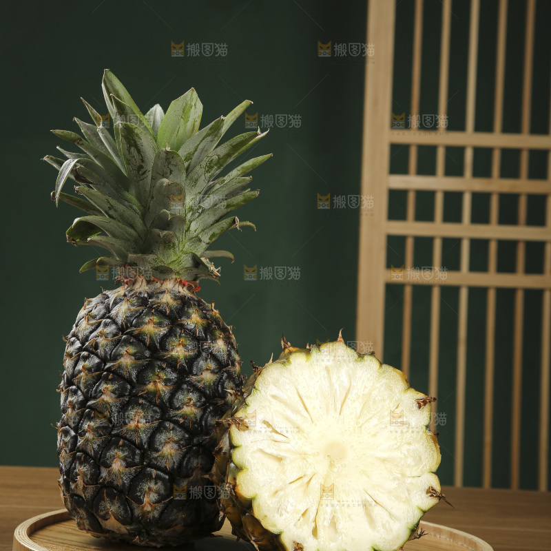 木底上的牛奶凤梨