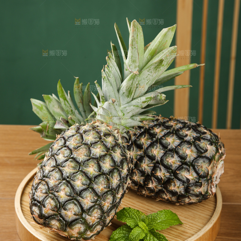 木底上的牛奶凤梨