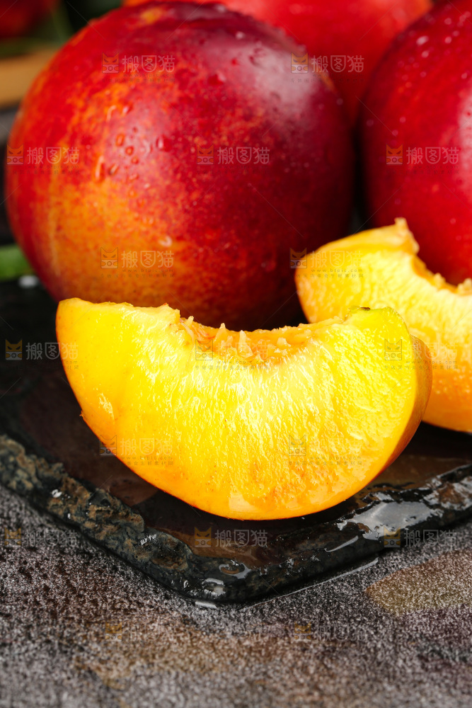 深底上的黄心油桃