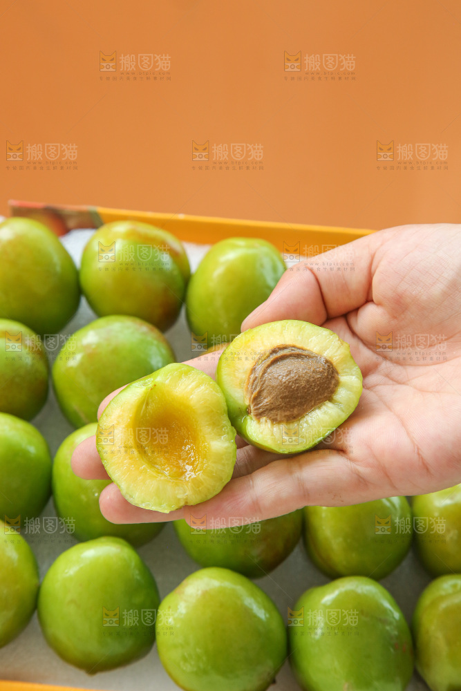 浅底上的一盒大梨杏