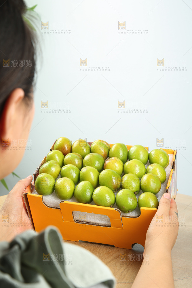 浅底上的一盒大梨杏