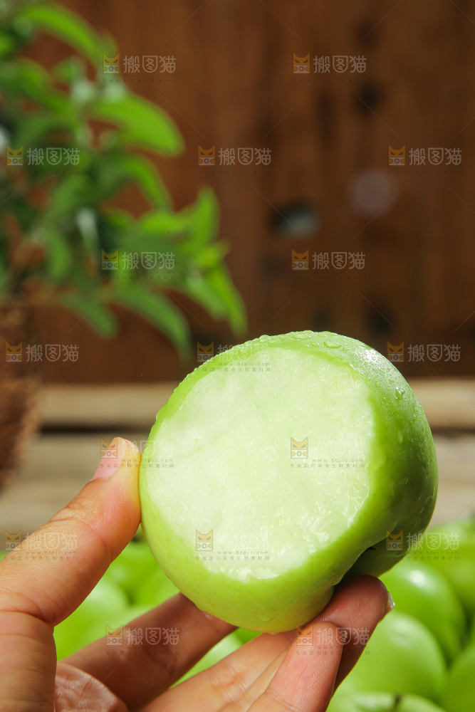 木底上放着青苹果