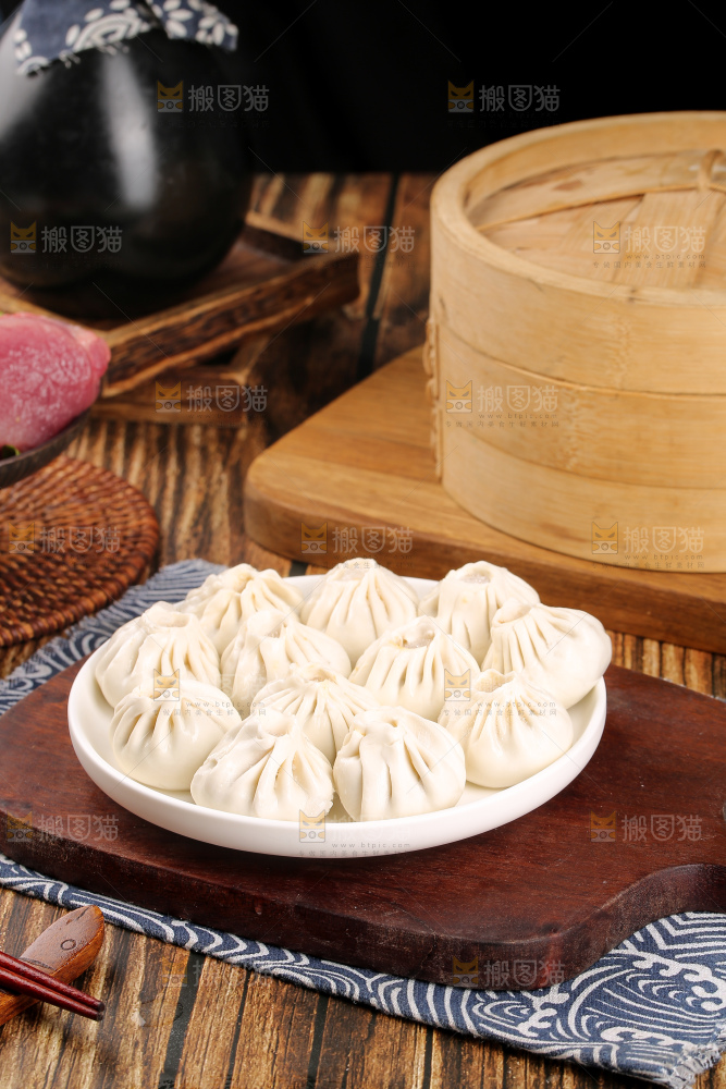 木底上的薄皮小笼包