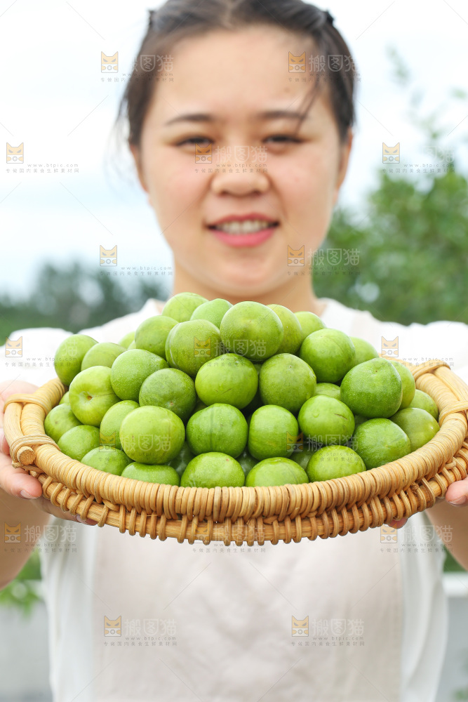 手里拿着脱骨李