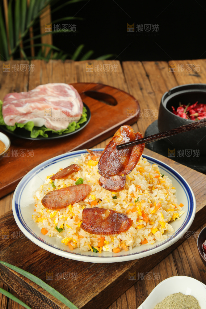木底上的腊肠炒饭