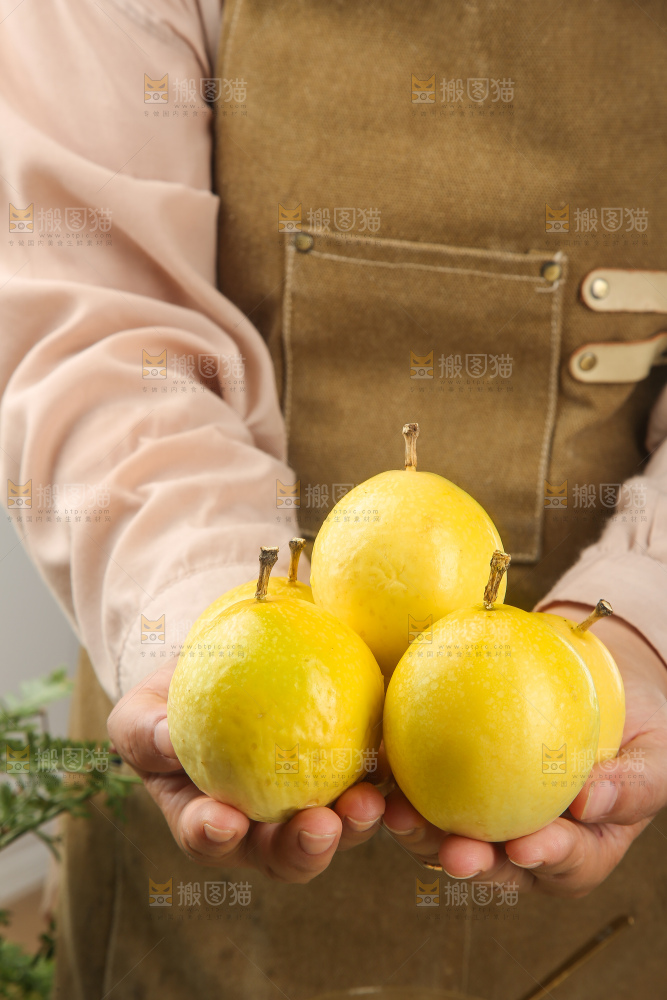 木底上的黄金百香果