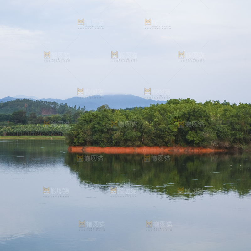 清澈风底的湖水
