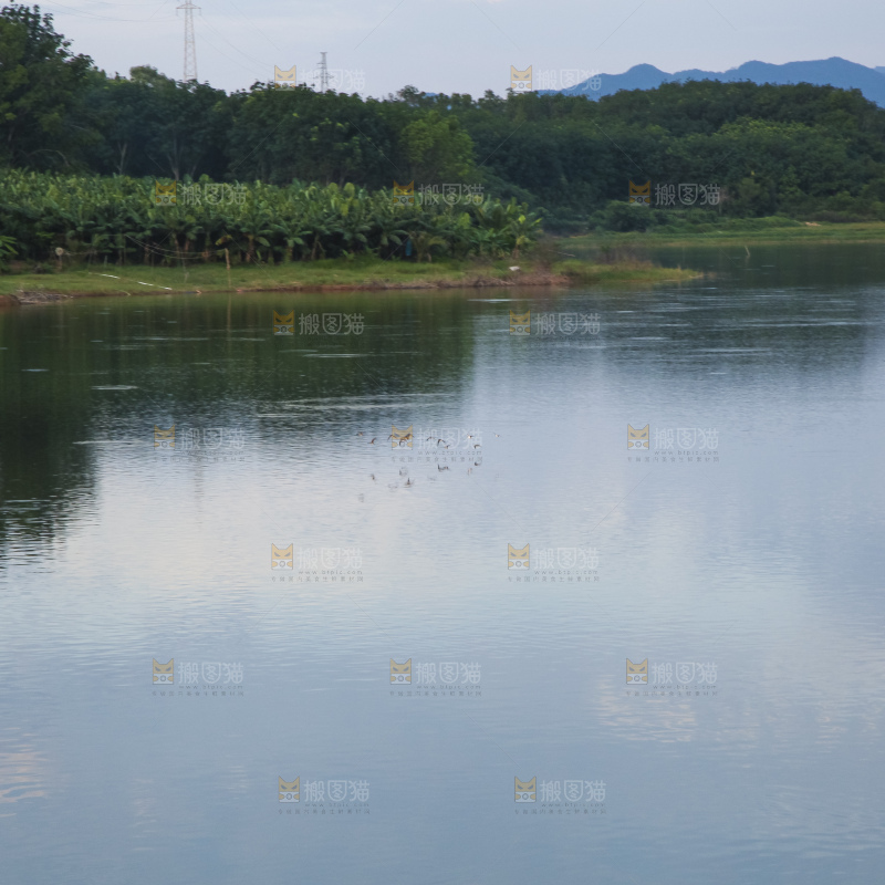 清澈风底的湖水
